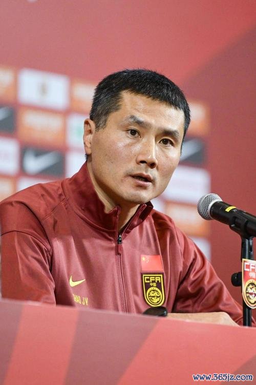 邵佳一谈国足执教目标：用拼搏与成绩回馈国人支持
